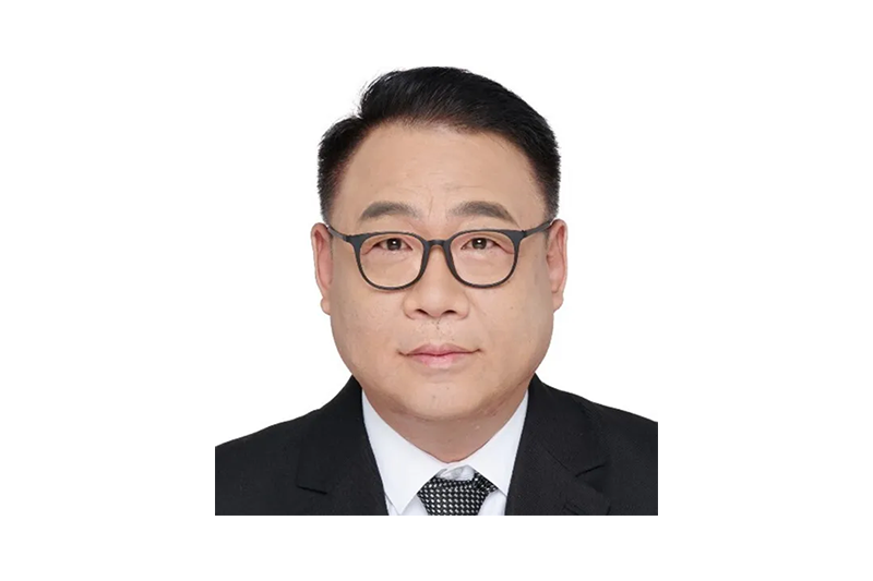 9.何春涛新.png