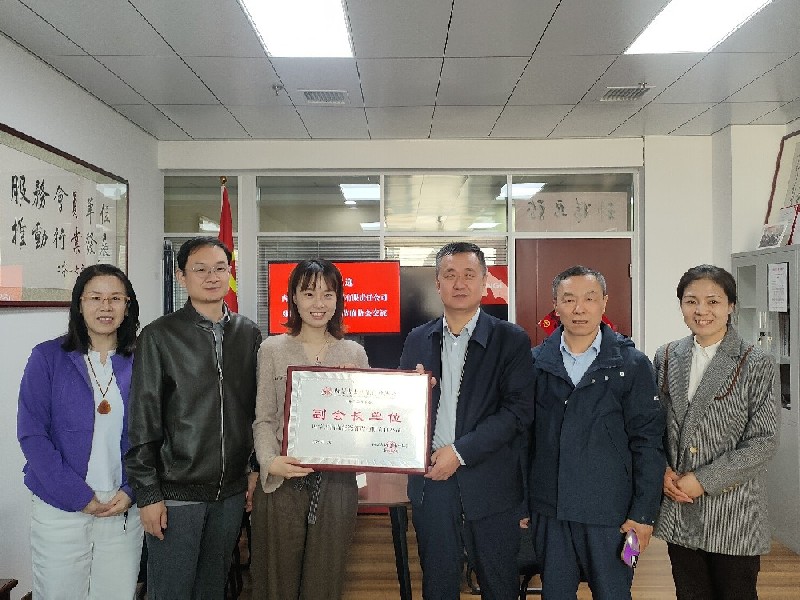 内蒙古国龙能源管理有限责任公司张津蒙董事长一行到访内蒙古太阳能行业协会座谈交流